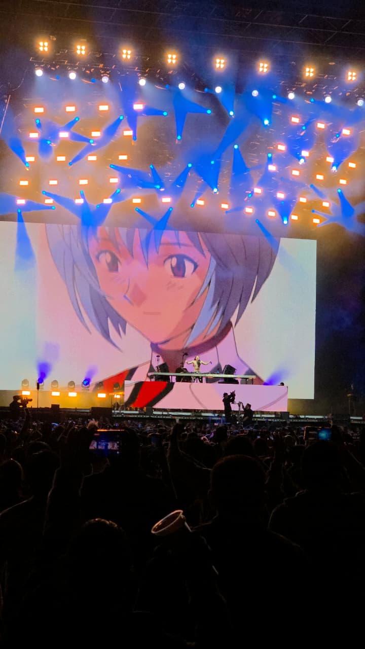 Steve Aoki lanzando pastel en Vive Latino 2026