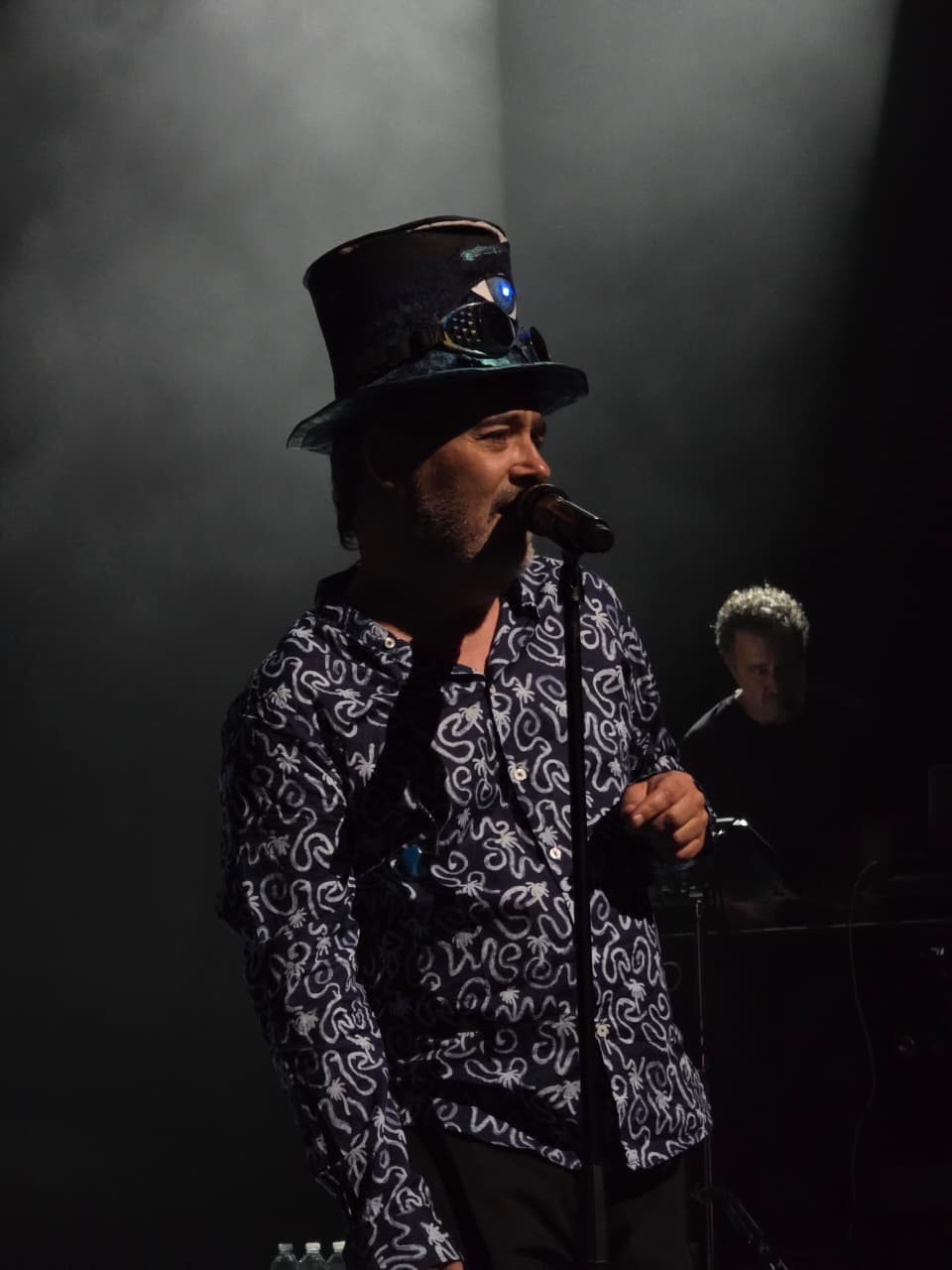 Santi Balmes cantando en el Teatro Metropolitano