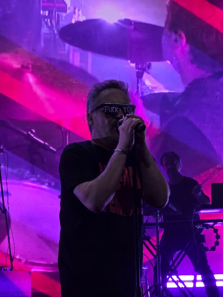 Santi Balmes cantando en el Teatro Metropolitano