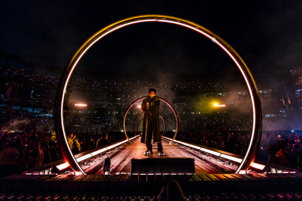 The Weeknd interpretando sus éxitos en el AFTER HOURS TIL DAWN TOUR en vivo