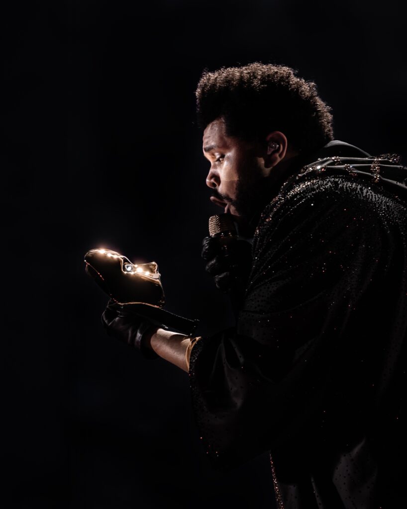 The Weeknd en concierto durante el AFTER HOURS TIL DAWN TOUR con estadio lleno