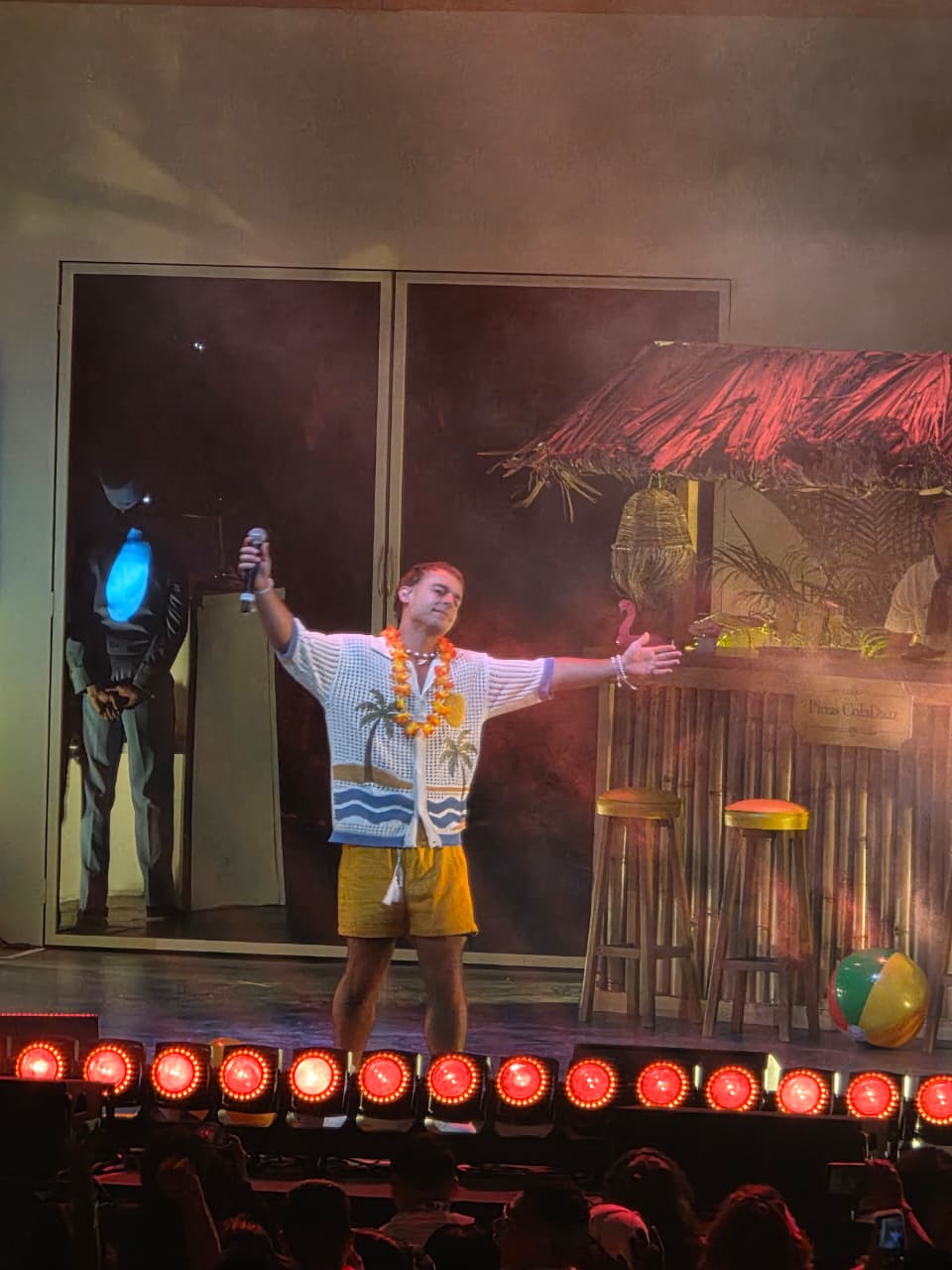 DAAZ interactuando con fans en el segundo piso del Teatro Metropólitan