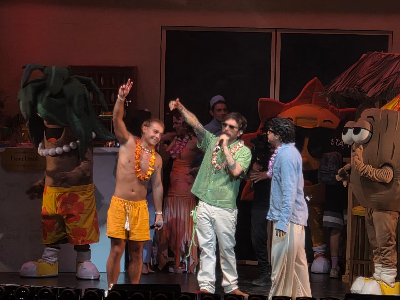 DAAZ y Sabino interpretando Motel California en el Teatro Metropólitan