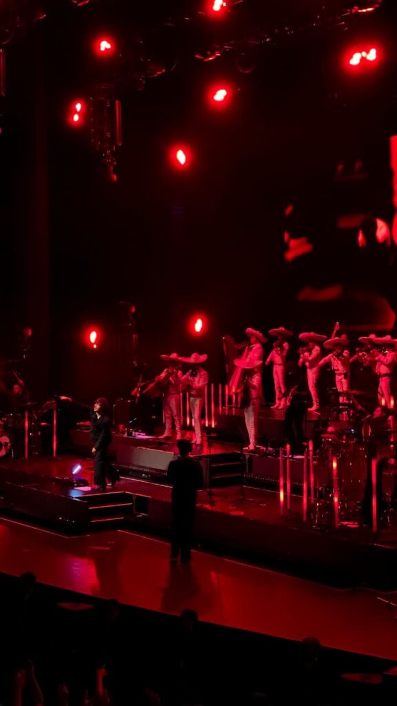 Siddhartha con mariachi interpretando 00:00 en vivo