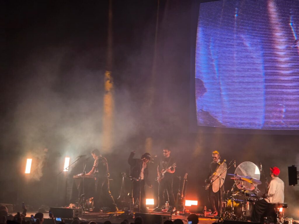 Escenario de Depresión Sonora con iluminación y pantalla central en CDMX