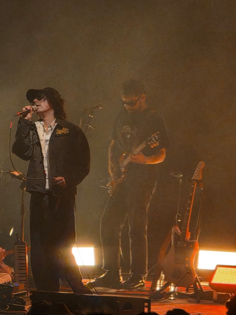 Marcos Crespo cantando en vivo con Depresión Sonora en México