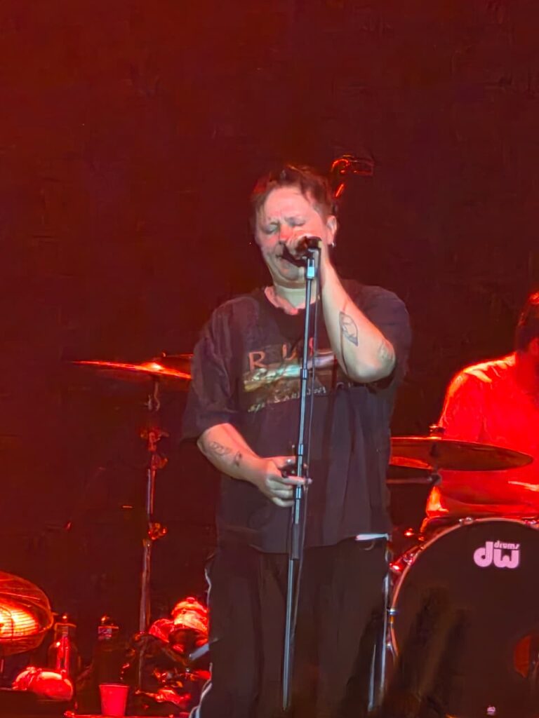 Nothing But Thieves interpretando Amsterdam en vivo en CDMX