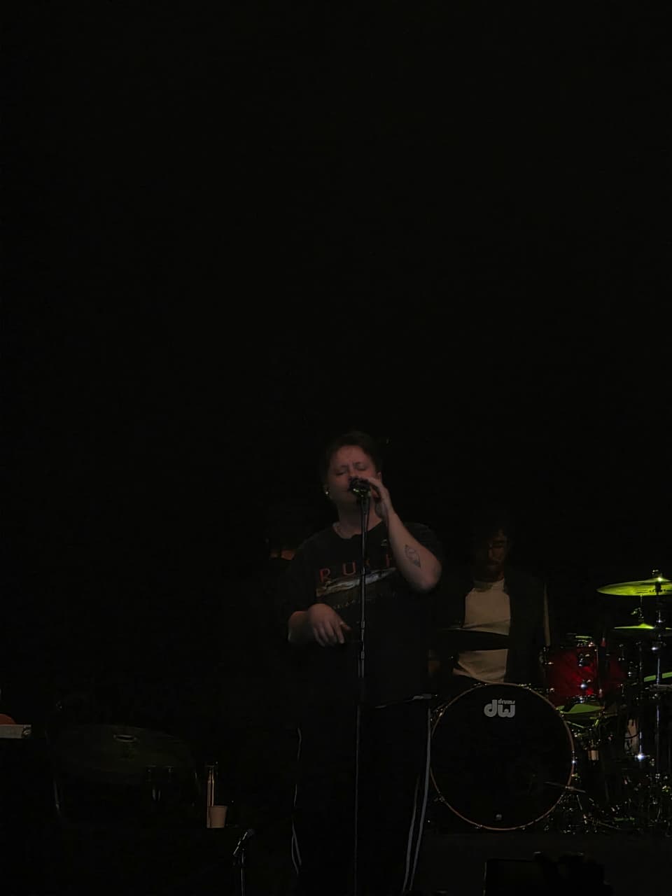 Conor Mason cantando en vivo con Nothing But Thieves en México