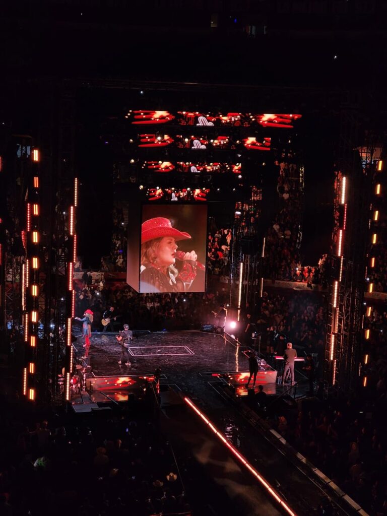 Yuridia durante un concierto de la gira Las Cartas Sobre la Mesa