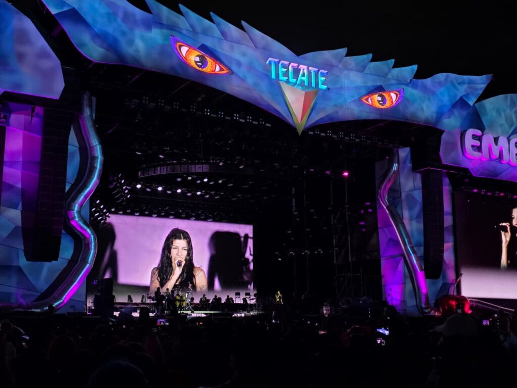 Cazzu durante su presentación bajo la lluvia en el Tecate Emblema 2026