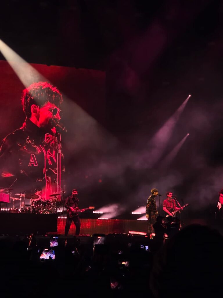 Louis Tomlinson cantando Night Changes en el Tecate Emblema 2026