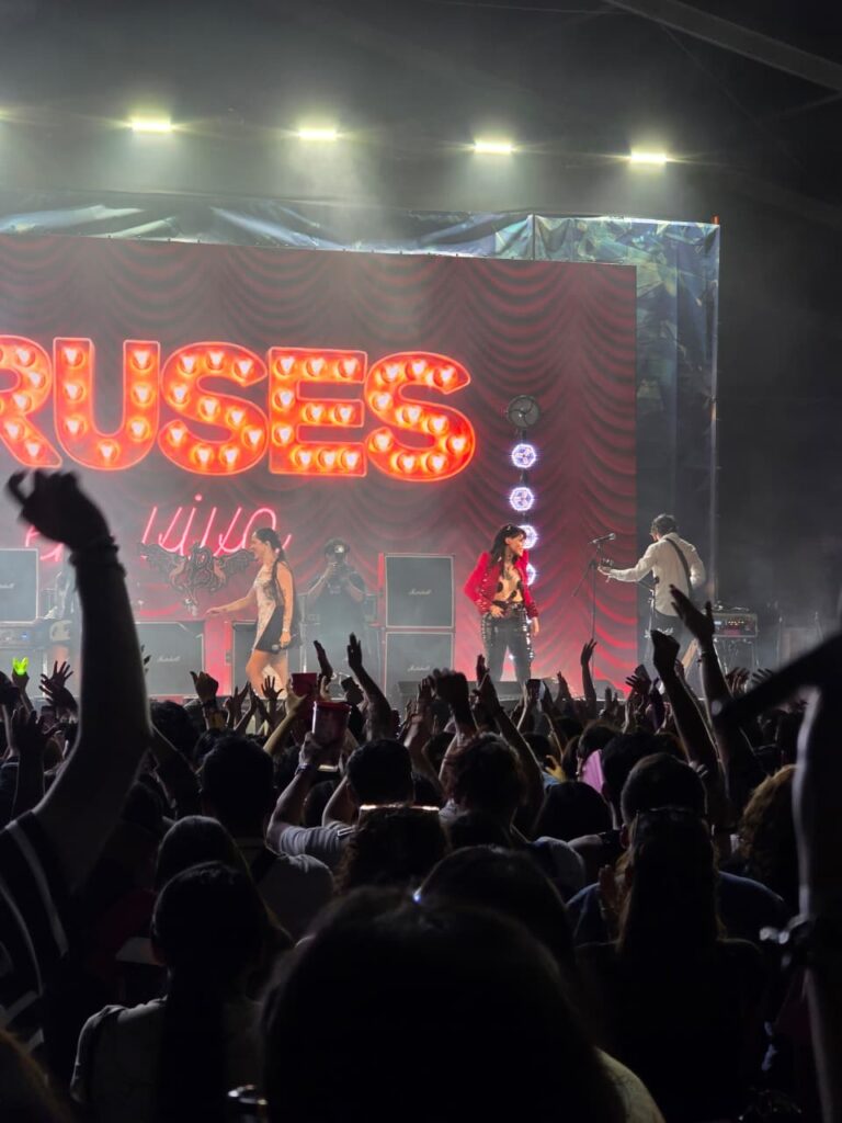Bruses presentándose en el Dream Stage del Tecate Emblema 2026