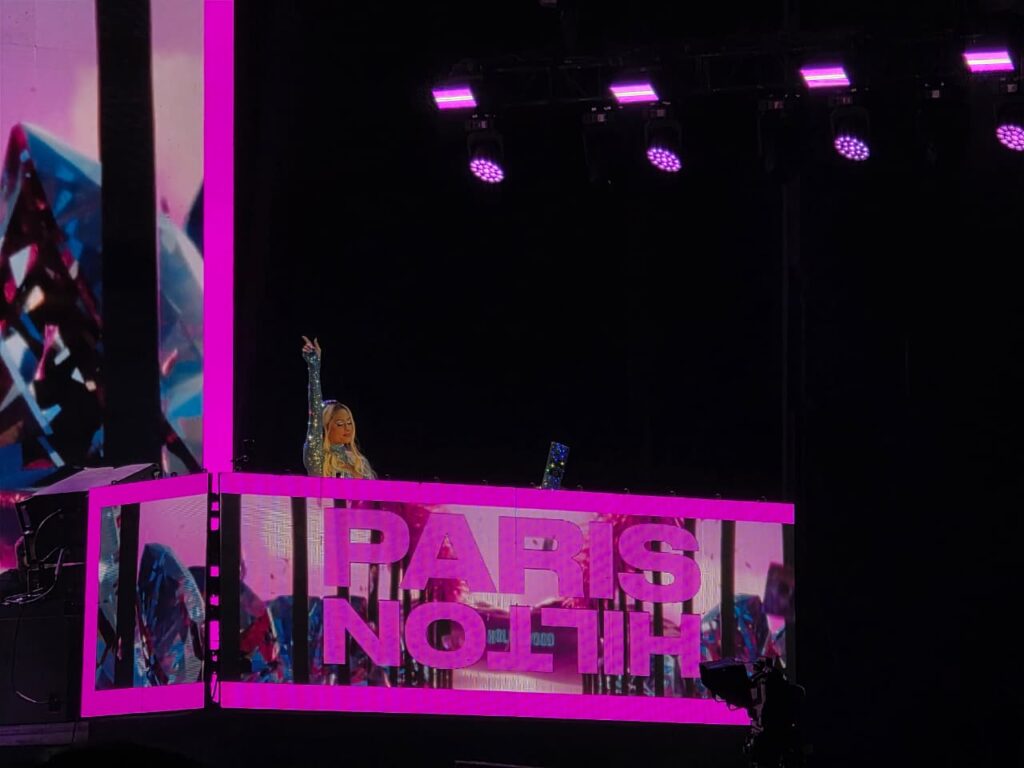 Paris Hilton pone a bailar al Tecate Emblema 2026 en su cierre