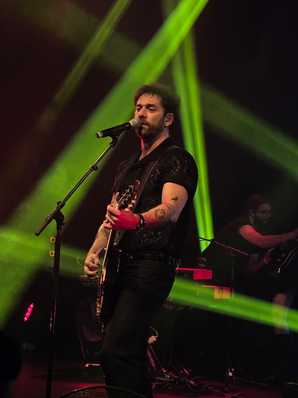 Rafa Val interpretando canciones de Hecho en tiempos de paz en México