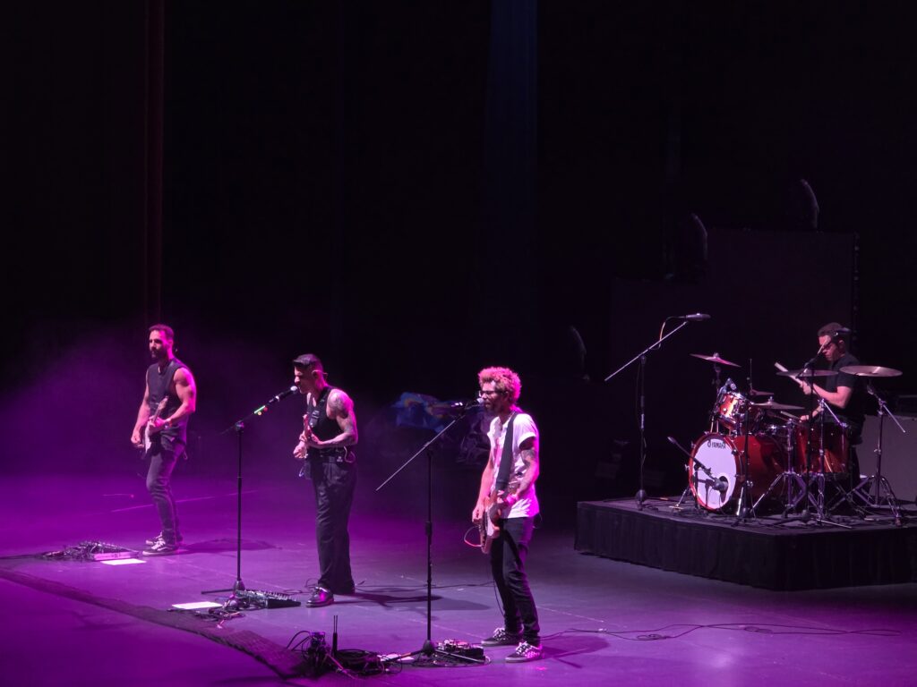 Pignoise abriendo durante el show de La La Love You en el Auditorio Nacional