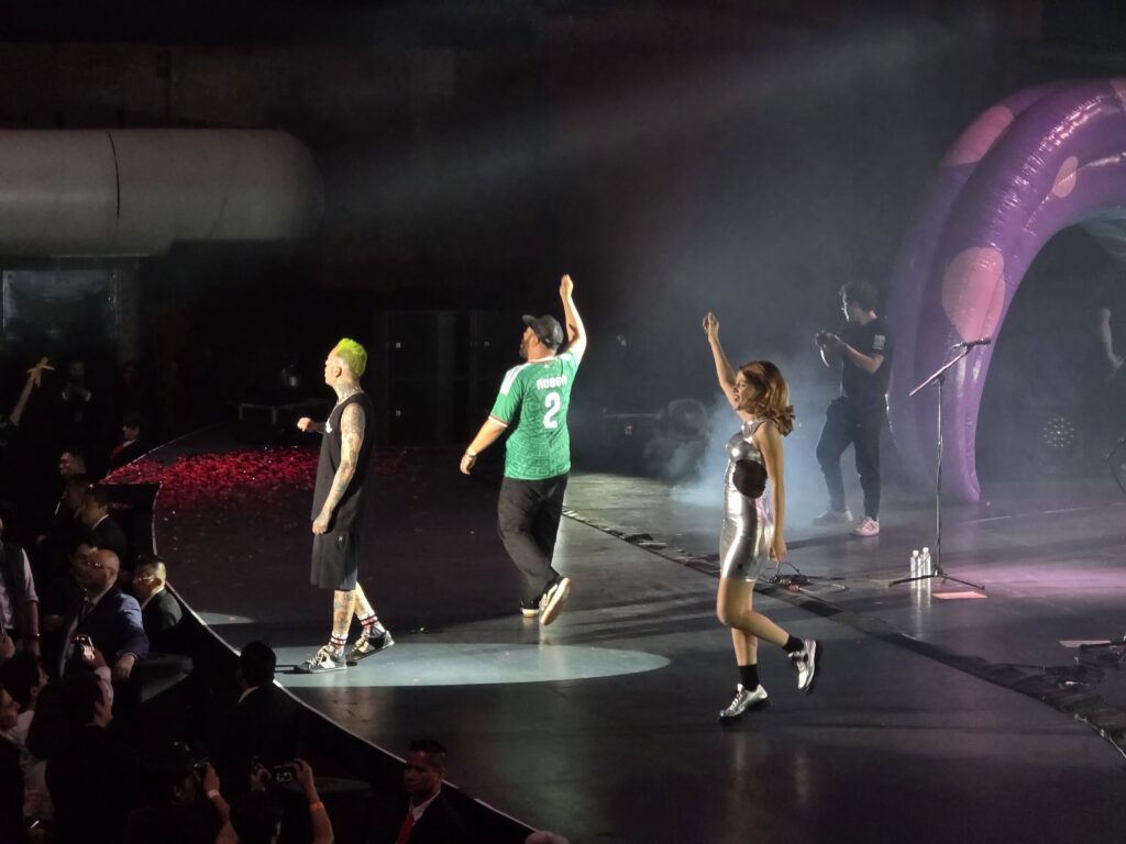 La La Love You interpretando “El fin del mundo” en vivo