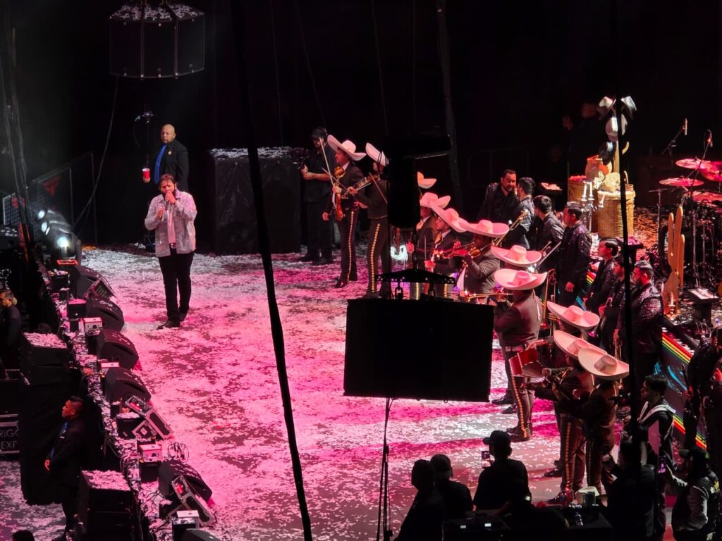 El Fantasma y Los Huracanes del Norte compartiendo escenario durante Rancheando en la Ciudad en la Arena CDMX.