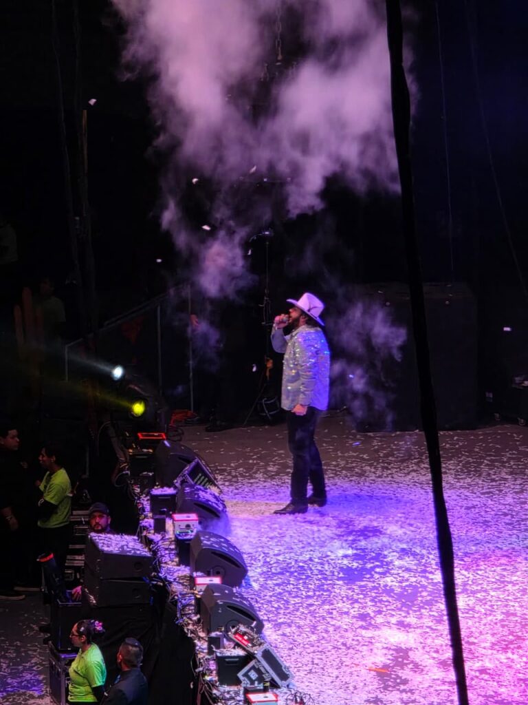El Fantasma durante su concierto Rancheando en la Ciudad en la Arena CDMX.