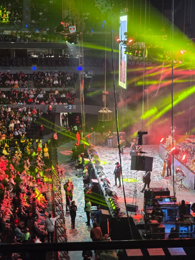 Los Huracanes del Norte interpretando sus grandes éxitos en la Arena CDMX.